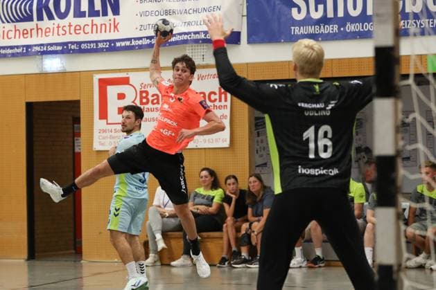 08.08.2025, xgox,Handball - Heide-Cup, VfL Gummersbach - Kadetten Schaffhausen emspor, v.l. Yari Prince (Schaffhausen, 3) wirft Tor, Torschuetze, erzielt Tor, Treffer, scores the goal Schneverdingen