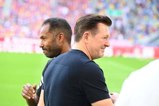v.l. Trainer Daniel THIOUNE (D) Trainer Christian TITZ (Hannover 96) Begruessung Fussball 2. Bundesliga, 2. Spieltag, Fortuna Duesseldorf (D) - Hannover 96 (H) am 09.08.2025 in der Merkur Spiel Arena Duesseldorf Deutschland. DFL regulations prohibit any use of photographs as image sequences and or quasi-video Ã‚Â