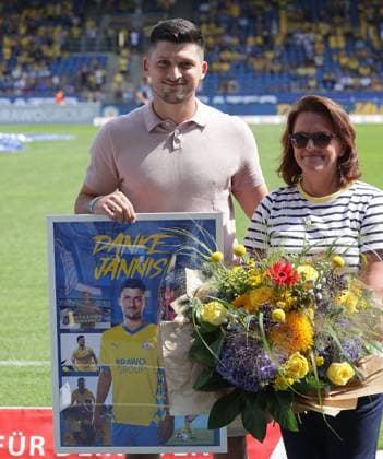 Verabschiedung von Jannis Nikolau durch Praesidentin Nicole Kumpis (Eintracht Braunschweig) Fussball, Herren, Saison 2025 2026 2.BL, Eintracht Stadion, Eintracht Braunschweig gegen Spielvereinigung Greuther Fuerth DFL REGULATIONS PROHIBIT ANY USE OF PHOTOGRAPHS AS IMAGE SEQUENCES AND OR QUASI-VIDEO.