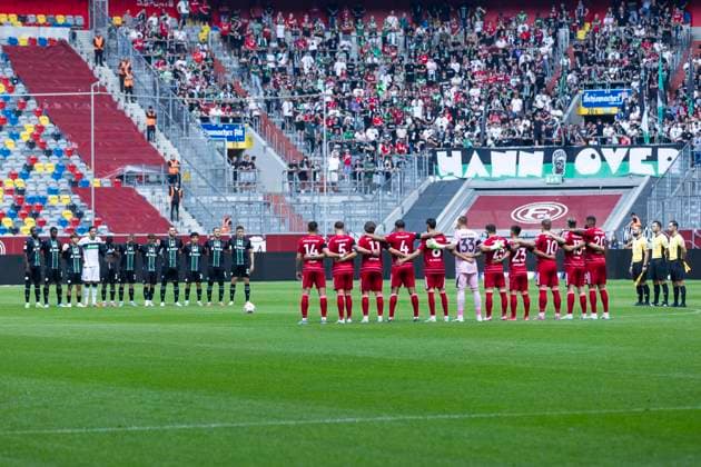 2. Fussball Bundesliga, Fortuna Düsseldorf - Hannover 96; 09.08.2025 Eine Gedenkminute zu Ehren Frank Mills. 2. Fußball Bundesliga, Fortuna Düsseldorf - Hannover 96, 2. Spieltag, am 09.08.2025, Merkur Spiel-Arena, Düsseldorf. DFL regulations prohibit any use of photographs as image sequences and or quasi-video