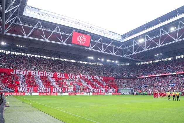 09.08.2025, Fußball, Fortuna Düsseldorf - Hannover 96, 2. Fußball Bundesliga, Merkur Spiel-Arena, Saison 2025 2026: Feature Choreo Choreografie Choreography vor dem Spiel Schriftzug Banner Jeder Gibt So Viel Wie Er Kann Weil Sich Der Einsatz Lohnt DFB regulations prohibit any use of photographs as image sequences and or quasi-video. Nordrhein-Westfalen Deutschland