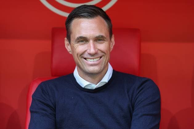 2. Bundesliga - Fortuna Düsseldorf - Hannover 96 am 09.08.2025 in der Merkur Spiel-Arena in Düsseldorf Sportdirektor Marcus Mann lacht lächelt (Hannover)