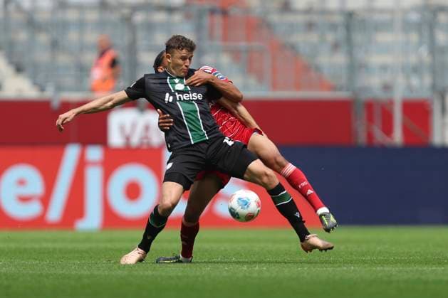 Benedikt Pichler (Hannover 96) und Kenneth Schmidt (Fortuna Duesseldorf) im Zweikampf waehrend des spiels der 2. Bundesliga zwischen Fortuna Dusseldorf und Hannover 96, Merkur Spiel-Arena am 09. August 2025 in Gelsenkirchen, Deutschland. (Foto von Oliver Kaelke DeFodi Images) +++ Benedikt Pichler (Hannover 96) und Kenneth Schmidt (Fortuna Duesseldorf) battle for the ball during the 2. Bundesliga match between Fortuna Düsseldorf and Hannover 96 at Merkur Spiel-Arena on August 9, 2025 in Gelsenkirchen, Germany. (Photo by Oliver Kaelke DeFodi Images) DFB DFL REGULATIONS PROHIBIT ANY USE OF PHOTOGRAPHS AS IMAGE SEQUENCES AND OR QUASI-VIDEO. (Photo by Oliver Kaelke DeFodi Images)