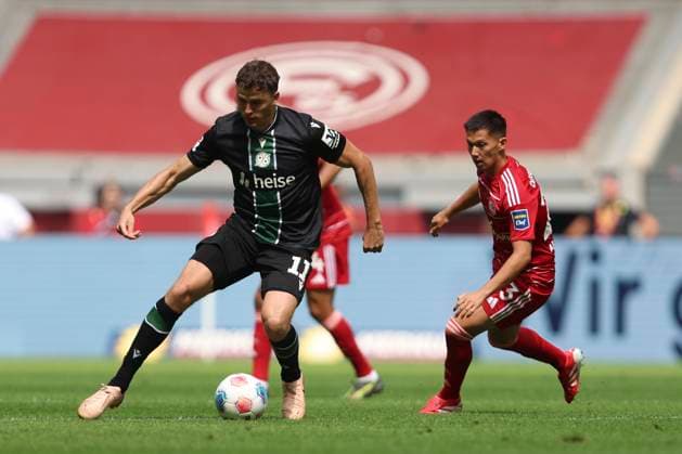 Benedikt Pichler (Hannover 96) und Shinta Appelkamp (Fortuna Duesseldorf) im Zweikampf waehrend des spiels der 2. Bundesliga zwischen Fortuna Dusseldorf und Hannover 96, Merkur Spiel-Arena am 09. August 2025 in Gelsenkirchen, Deutschland. (Foto von Oliver Kaelke DeFodi Images) +++ Benedikt Pichler (Hannover 96) und Shinta Appelkamp (Fortuna Duesseldorf) battle for the ball during the 2. Bundesliga match between Fortuna Düsseldorf and Hannover 96 at Merkur Spiel-Arena on August 9, 2025 in Gelsenkirchen, Germany. (Photo by Oliver Kaelke DeFodi Images) DFB DFL REGULATIONS PROHIBIT ANY USE OF PHOTOGRAPHS AS IMAGE SEQUENCES AND OR QUASI-VIDEO. (Photo by Oliver Kaelke DeFodi Images)