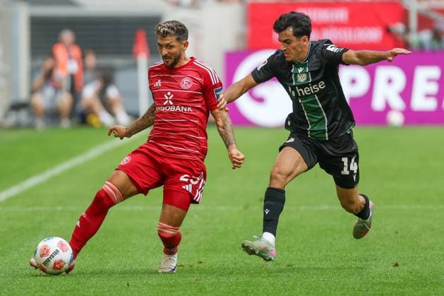 2. Bundesliga - Fortuna Düsseldorf - Hannover 96 am 09.08.2025 in der Merkur Spiel-Arena in Düsseldorf Matthias Zimmermann (Duesseldorf) gegen Husseyn Chakroun (Hannover)