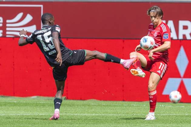 2. Fussball Bundesliga, Fortuna Düsseldorf - Hannover 96; 09.08.2025 Noel Aseko Nkili (Hannover 96, 15), Julian Hettwer (Fortuna Düsseldorf, 11). 2. Fußball Bundesliga, Fortuna Düsseldorf - Hannover 96, 2. Spieltag, am 09.08.2025, Merkur Spiel-Arena, Düsseldorf. DFL regulations prohibit any use of photographs as image sequences and or quasi-video