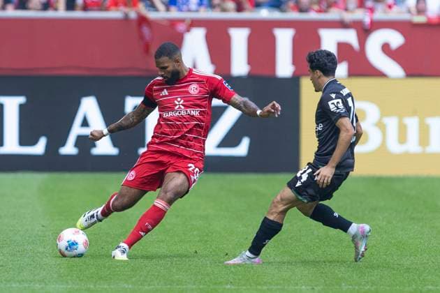 2. Fussball Bundesliga, Fortuna Düsseldorf - Hannover 96; 09.08.2025 Jamil Siebert (Fortuna Düsseldorf, 20), Husseyn Chakroun (Hannover 96, 14) 2. Fußball Bundesliga, Fortuna Düsseldorf - Hannover 96, 2. Spieltag, am 09.08.2025, Merkur Spiel-Arena, Düsseldorf. DFL regulations prohibit any use of photographs as image sequences and or quasi-video