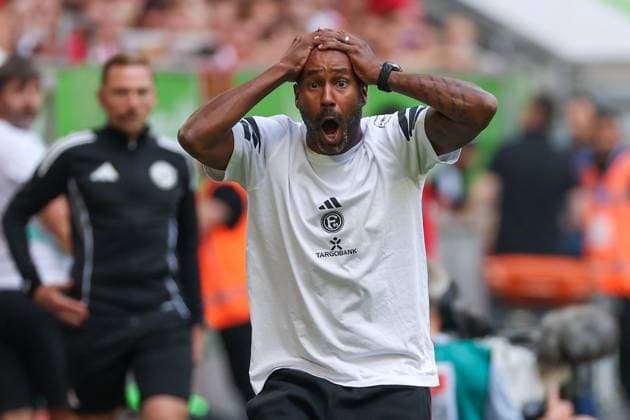 2. Bundesliga - Fortuna Düsseldorf - Hannover 96 am 09.08.2025 in der Merkur Spiel-Arena in Düsseldorf Trainer Daniel Thioune (Duesseldorf) unzufrieden, enttäuscht, enttaeuscht, niedergeschlagen *** 2 Bundesliga Fortuna Düsseldorf Hannover 96 on 09 08 2025 at Merkur Spiel Arena in Düsseldorf Coach Daniel Thioune Duesseldorf dissatisfied, disappointed, disappointed, dejected MH