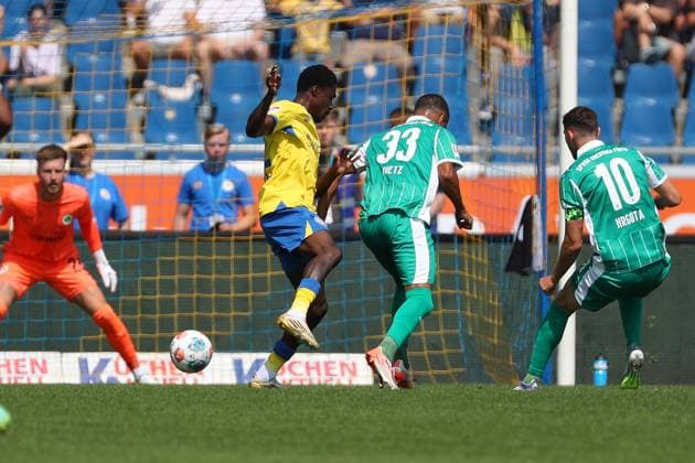 Braunschweig vs. Fürth, 2. BL Braunschweig, 09.08.2025, FUßBALL - Eintracht Braunschweig vs. SpVgg Greuther Fürth, 2. BL, Saison 2025 26. Christian Conteh (Eintracht Braunschweig), Maximilian Dietz (Greuther Fürth) Braunschweig