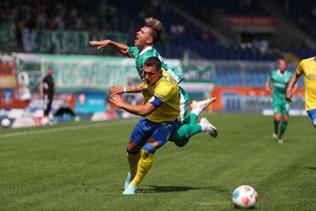 Braunschweig vs. Fürth, 2. BL Braunschweig, 09.08.2025, FUßBALL - Eintracht Braunschweig vs. SpVgg Greuther Fürth, 2. BL, Saison 2025 26. Felix Klaus (Greuther Fürth), Sven Köhler (Eintracht Braunschweig) Braunschweig