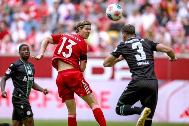 09.08.2025, Fußball, Fortuna Düsseldorf - Hannover 96, 2. Fußball Bundesliga, Merkur Spiel-Arena, Saison 2025 2026: Cedric Itten (Fortuna Düsseldorf 13) im Zweikampf gegen Boris Tomiak (Hannover96 03) DFB regulations prohibit any use of photographs as image sequences and or quasi-video. Nordrhein-Westfalen Deutschland *** 09 08 2025, Football, Fortuna Düsseldorf Hannover 96, 2 Fußball Bundesliga, Merkur Spiel Arena, Saison 2025 2026 Cedric Itten Fortuna Düsseldorf 13 in duel against Boris Tomiak Hannover96 03 DFB regulations prohibit any use of photographs as image sequences and or quasi video Nordrhein Westfalen Germany