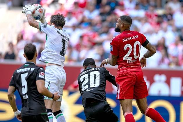 09.08.2025, Fußball, Fortuna Düsseldorf - Hannover 96, 2. Fußball Bundesliga, Merkur Spiel-Arena, Saison 2025 2026: Torwart Nahuel Noll (Hannover96 01) verteidigt gegen Jamil Siebert (Fortuna Düsseldorf 20) DFB regulations prohibit any use of photographs as image sequences and or quasi-video. Nordrhein-Westfalen Deutschland