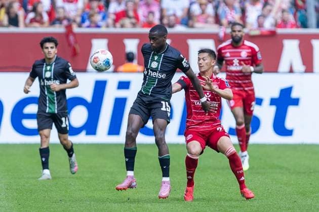 2. Fussball Bundesliga, Fortuna Düsseldorf - Hannover 96; 09.08.2025 Noel Aseko Nkili (Hannover 96, 15), Matthias Zimmermann (Fortuna Düsseldorf, 25) 2. Fußball Bundesliga, Fortuna Düsseldorf - Hannover 96, 2. Spieltag, am 09.08.2025, Merkur Spiel-Arena, Düsseldorf. DFL regulations prohibit any use of photographs as image sequences and or quasi-video