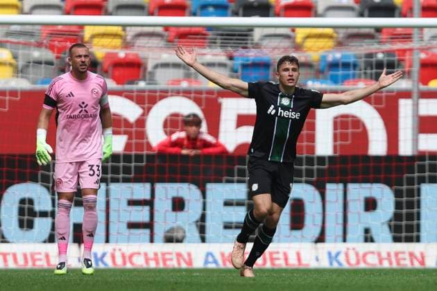 Benedikt Pichler (Hannover 96) gestikuliert, Gestik waehrend des spiels der 2. Bundesliga zwischen Fortuna Dusseldorf und Hannover 96, Merkur Spiel-Arena am 09. August 2025 in Gelsenkirchen, Deutschland. (Foto von Oliver Kaelke DeFodi Images) +++ Benedikt Pichler (Hannover 96) gestures during the 2. Bundesliga match between Fortuna Düsseldorf and Hannover 96 at Merkur Spiel-Arena on August 9, 2025 in Gelsenkirchen, Germany. (Photo by Oliver Kaelke DeFodi Images) DFB DFL REGULATIONS PROHIBIT ANY USE OF PHOTOGRAPHS AS IMAGE SEQUENCES AND OR QUASI-VIDEO. (Photo by Oliver Kaelke DeFodi Images)