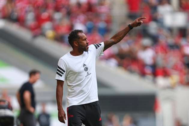 Trainer Daniel Thioune (Fortuna Duesseldorf) gestikuliert, Gestik waehrend des spiels der 2. Bundesliga zwischen Fortuna Dusseldorf und Hannover 96, Merkur Spiel-Arena am 09. August 2025 in Gelsenkirchen, Deutschland. (Foto von Oliver Kaelke DeFodi Images) +++ Trainer Daniel Thioune (Fortuna Duesseldorf) gestures during the 2. Bundesliga match between Fortuna Düsseldorf and Hannover 96 at Merkur Spiel-Arena on August 9, 2025 in Gelsenkirchen, Germany. (Photo by Oliver Kaelke DeFodi Images) DFB DFL REGULATIONS PROHIBIT ANY USE OF PHOTOGRAPHS AS IMAGE SEQUENCES AND OR QUASI-VIDEO. (Photo by Oliver Kaelke DeFodi Images)