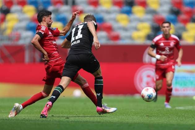 Moritz Heyer (Fortuna Duesseldorf) und Benedikt Pichler (Hannover 96) im Zweikampf waehrend des spiels der 2. Bundesliga zwischen Fortuna Dusseldorf und Hannover 96, Merkur Spiel-Arena am 09. August 2025 in Gelsenkirchen, Deutschland. (Foto von Oliver Kaelke DeFodi Images) +++ Moritz Heyer (Fortuna Duesseldorf) und Benedikt Pichler (Hannover 96) battle for the ball during the 2. Bundesliga match between Fortuna Düsseldorf and Hannover 96 at Merkur Spiel-Arena on August 9, 2025 in Gelsenkirchen, Germany. (Photo by Oliver Kaelke DeFodi Images) DFB DFL REGULATIONS PROHIBIT ANY USE OF PHOTOGRAPHS AS IMAGE SEQUENCES AND OR QUASI-VIDEO. (Photo by Oliver Kaelke DeFodi Images)