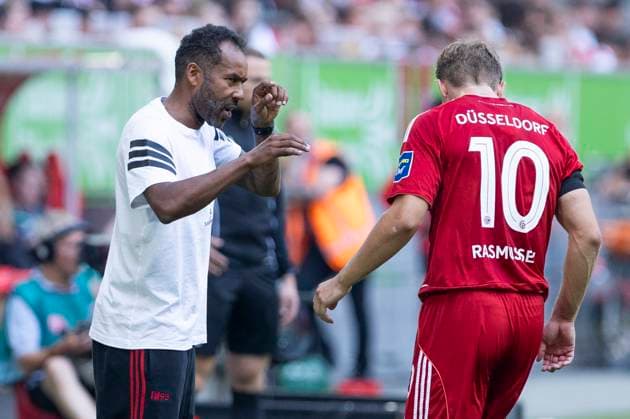 2. Fussball Bundesliga, Fortuna Düsseldorf - Hannover 96; 09.08.2025 Daniel Thioune (Fortuna Düsseldorf, Cheftrainer) gibt Christian Rasmussen (Fortuna Düsseldorf, 10) Anweisungen. 2. Fußball Bundesliga, Fortuna Düsseldorf - Hannover 96, 2. Spieltag, am 09.08.2025, Merkur Spiel-Arena, Düsseldorf. DFL regulations prohibit any use of photographs as image sequences and or quasi-video