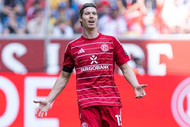 2. Fussball Bundesliga, Fortuna Düsseldorf - Hannover 96; 09.08.2025 Cedric Itten (Fortuna Düsseldorf, 13) hadert mit einem Pfiff des Schiedsrichters. 2. Fußball Bundesliga, Fortuna Düsseldorf - Hannover 96, 2. Spieltag, am 09.08.2025, Merkur Spiel-Arena, Düsseldorf. DFL regulations prohibit any use of photographs as image sequences and or quasi-video