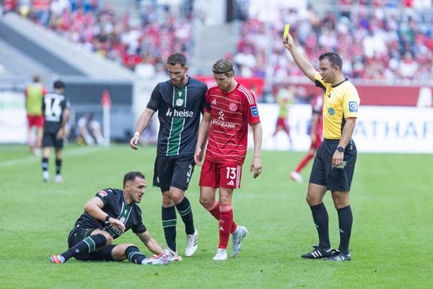 2. Fussball Bundesliga, Fortuna Düsseldorf - Hannover 96; 09.08.2025 Cedric Itten (Fortuna Düsseldorf, 13) sieht die gelbe Karte nach Foulspiel an Virgil Ghita (Hannover 96, 5). 2. Fußball Bundesliga, Fortuna Düsseldorf - Hannover 96, 2. Spieltag, am 09.08.2025, Merkur Spiel-Arena, Düsseldorf. DFL regulations prohibit any use of photographs as image sequences and or quasi-video