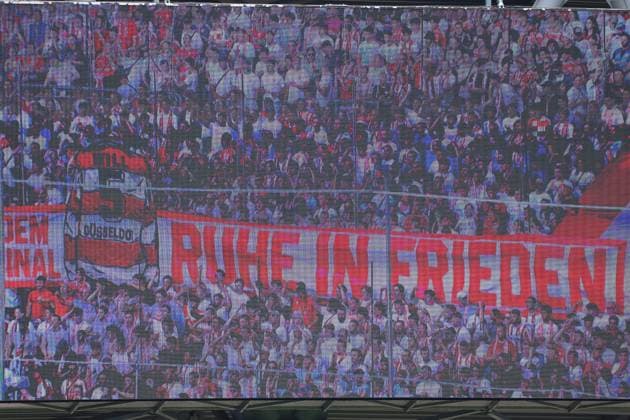 GER, 2. FBL. Fortuna Duesseldorf vs. Hannover 96 09.08.2025, Merkur Spiel-Arena, Duesseldorf, GER, 2. FBL. Fortuna Duesseldorf vs. Hannover 96, im Bild: Gedenkminute zu Ehren des verstorbenen Frank Mill