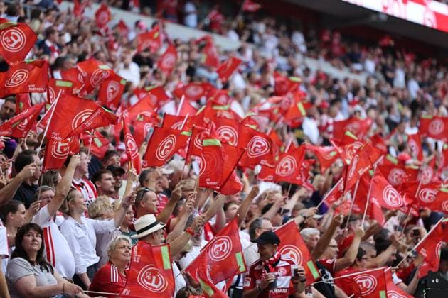 GER, 2. FBL. Fortuna Duesseldorf vs. Hannover 96 09.08.2025, Merkur Spiel-Arena, Duesseldorf, GER, 2. FBL. Fortuna Duesseldorf vs. Hannover 96, im Bild: Fans mit f95 Fahnen