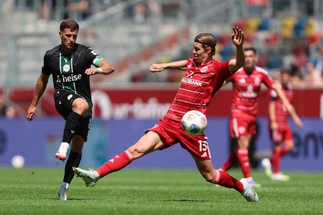 Enzo Leopold (Hannover 96) und Cedric Itten (Fortuna Duesseldorf) im Zweikampf waehrend des spiels der 2. Bundesliga zwischen Fortuna Dusseldorf und Hannover 96, Merkur Spiel-Arena am 09. August 2025 in Gelsenkirchen, Deutschland. (Foto von Oliver Kaelke DeFodi Images) +++ Enzo Leopold (Hannover 96) und Cedric Itten (Fortuna Duesseldorf) battle for the ball during the 2. Bundesliga match between Fortuna Düsseldorf and Hannover 96 at Merkur Spiel-Arena on August 9, 2025 in Gelsenkirchen, Germany. (Photo by Oliver Kaelke DeFodi Images) DFB DFL REGULATIONS PROHIBIT ANY USE OF PHOTOGRAPHS AS IMAGE SEQUENCES AND OR QUASI-VIDEO. (Photo by Oliver Kaelke DeFodi Images)