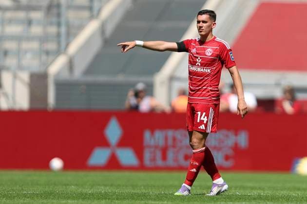 Sotiris Alexandropoulos (Fortuna Duesseldorf) gestikuliert, Gestik waehrend des spiels der 2. Bundesliga zwischen Fortuna Dusseldorf und Hannover 96, Merkur Spiel-Arena am 09. August 2025 in Gelsenkirchen, Deutschland. (Foto von Oliver Kaelke DeFodi Images) +++ Sotiris Alexandropoulos (Fortuna Duesseldorf) gestures during the 2. Bundesliga match between Fortuna Düsseldorf and Hannover 96 at Merkur Spiel-Arena on August 9, 2025 in Gelsenkirchen, Germany. (Photo by Oliver Kaelke DeFodi Images) DFB DFL REGULATIONS PROHIBIT ANY USE OF PHOTOGRAPHS AS IMAGE SEQUENCES AND OR QUASI-VIDEO. (Photo by Oliver Kaelke DeFodi Images)