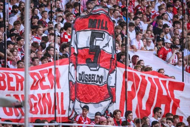 09.08.2025, Fußball, Fortuna Düsseldorf - Hannover 96, 2. Fußball Bundesliga, Merkur Spiel-Arena, Saison 2025 2026: Schweigeminute vor dem Spiel Gedenken an den verstorbenen Frank Mill DFB regulations prohibit any use of photographs as image sequences and or quasi-video. Nordrhein-Westfalen Deutschland