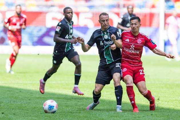 2. Fussball Bundesliga, Fortuna Düsseldorf - Hannover 96; 09.08.2025 Maurice Neubauer (Hannover 96, 33), Shinta Appelkamp (Fortuna Düsseldorf, 23). 2. Fußball Bundesliga, Fortuna Düsseldorf - Hannover 96, 2. Spieltag, am 09.08.2025, Merkur Spiel-Arena, Düsseldorf. DFL regulations prohibit any use of photographs as image sequences and or quasi-video