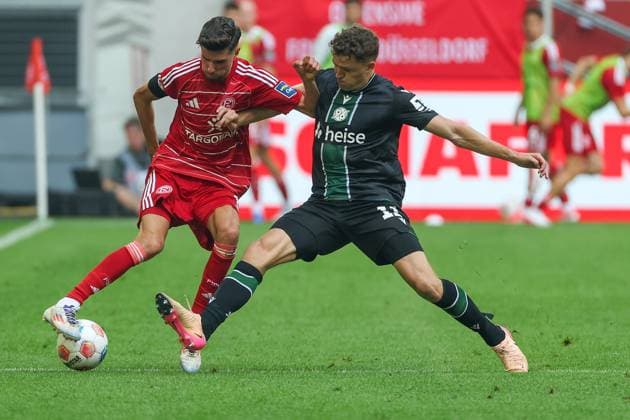 2. Bundesliga - Fortuna Düsseldorf - Hannover 96 am 09.08.2025 in der Merkur Spiel-Arena in Düsseldorf Anouar El Azzouzi (Duesseldorf) gegen Benedikt Pichler (Hannover)