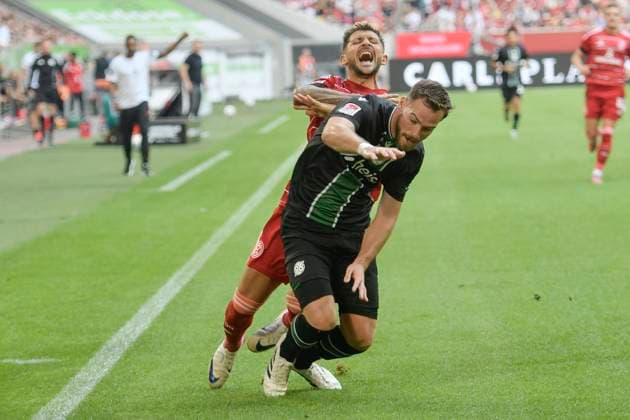 Boris Tomiak (Hannover 3) (re.) verletzt Matthias Zimmermann (Duesseldorf 25) 09.08.2025 Fussball Fortuna Duesseldorf vs Hannover 96 , Merkur Spiel-Arena, Duesseldorf, DFB DFL REGULATIONS PROHIBIT ANY USE OF PHOTOGRAPHS AS IMAGE SEQUENCES AND OR QUASI-VIDEO