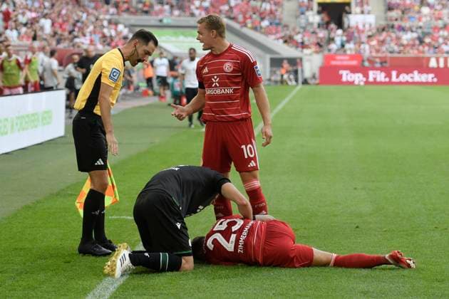 Matthias Zimmermann (Duesseldorf 25) verletzt am Boden Boris Tomiak (Hannover 3) über ihn gebeugt 09.08.2025 Fussball Fortuna Duesseldorf vs Hannover 96 , Merkur Spiel-Arena, Duesseldorf, DFB DFL REGULATIONS PROHIBIT ANY USE OF PHOTOGRAPHS AS IMAGE SEQUENCES AND OR QUASI-VIDEO