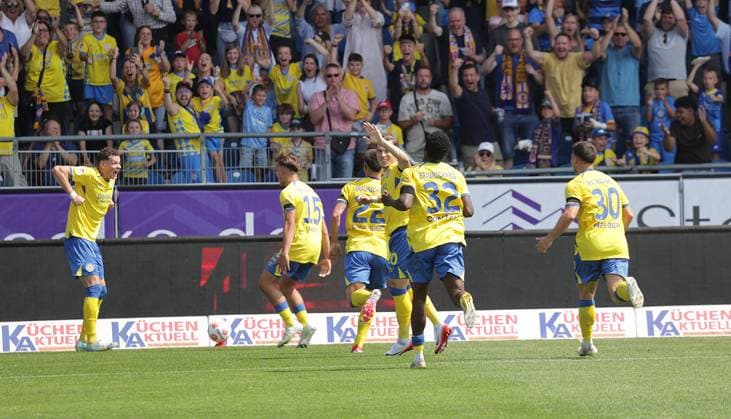 Torjubel 2-1 durch Erencan Yardimci (Eintracht Braunschweig) Fussball, Herren, Saison 2025 2026 2.BL, Eintracht Stadion, Eintracht Braunschweig gegen Spielvereinigung Greuther Fuerth DFL REGULATIONS PROHIBIT ANY USE OF PHOTOGRAPHS AS IMAGE SEQUENCES AND OR QUASI-VIDEO.