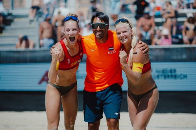 Beach volleyball, Beachvolleyball - Baden Challenge BADEN,AUSTRIA,09.AUG.25 - BEACH VOLLEYBALL - FIVB World Tour - Baden Challenge. Image shows the rejoicing of Mila Konink (NED), Raisa Schoon (NED) and head coach Lucas Palermo (NED).  GEPAxpictures xAlexanderxSolc