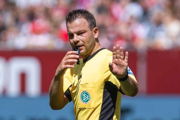 2. Fussball Bundesliga, Fortuna Düsseldorf - Hannover 96; 09.08.2025 Schiedsrichter Wolfgang Haslberger. 2. Fußball Bundesliga, Fortuna Düsseldorf - Hannover 96, 2. Spieltag, am 09.08.2025, Merkur Spiel-Arena, Düsseldorf. DFL regulations prohibit any use of photographs as image sequences and or quasi-video