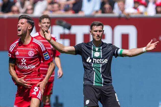 2. Fussball Bundesliga, Fortuna Düsseldorf - Hannover 96; 09.08.2025 Enzo Leopold (Hannover 96, 8) gestikuliert, Anouar El Azzouzi (Fortuna Düsseldorf, 8) ärgert sich. 2. Fußball Bundesliga, Fortuna Düsseldorf - Hannover 96, 2. Spieltag, am 09.08.2025, Merkur Spiel-Arena, Düsseldorf. DFL regulations prohibit any use of photographs as image sequences and or quasi-video
