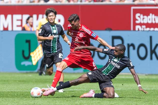 2. Fussball Bundesliga, Fortuna Düsseldorf - Hannover 96; 09.08.2025 Noel Aseko Nkili (Hannover 96, 15), Anouar El Azzouzi (Fortuna Düsseldorf, 8). 2. Fußball Bundesliga, Fortuna Düsseldorf - Hannover 96, 2. Spieltag, am 09.08.2025, Merkur Spiel-Arena, Düsseldorf. DFL regulations prohibit any use of photographs as image sequences and or quasi-video