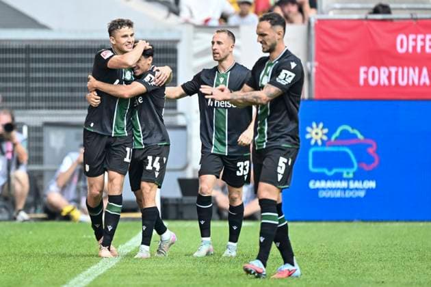 Benedikt Pichler (Hannover 11) jubelt nach dem Tor zum 0:1, das durch VAR später aberkannt worden ist mit der Mannschaft 09.08.2025 Fussball Fortuna Duesseldorf vs Hannover 96 , Merkur Spiel-Arena, Duesseldorf, DFB DFL REGULATIONS PROHIBIT ANY USE OF PHOTOGRAPHS AS IMAGE SEQUENCES AND OR QUASI-VIDEO