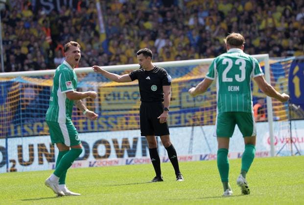 Felix Klaus (SpVgg Greuther Fuerth) jubelt nach Videobeweis , Schiedsrichter Konrad Oldhafer 0-1 Fussball, Herren, Saison 2025 2026 2.BL, Eintracht Stadion, Eintracht Braunschweig gegen Spielvereinigung Greuther Fuerth DFL REGULATIONS PROHIBIT ANY USE OF PHOTOGRAPHS AS IMAGE SEQUENCES AND OR QUASI-VIDEO.