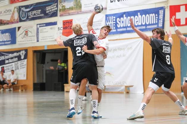 09.08.2025, xgox, Handball - Heide-Cup Aalborg Handbold - Kolstad Handbold emspor, v.l. Rene Antonsen (Aalborg, 22), Leon Owrenn Bronken (Kolstad, 6) Zweikampf, Duell, Kampf, tackle Schneverdingen