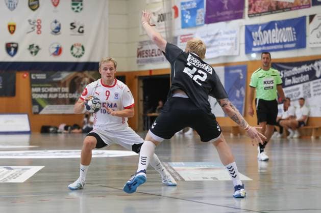 09.08.2025, xgox, Handball - Heide-Cup Aalborg Handbold - Kolstad Handbold emspor, v.l. Bendedikt Gunnar Oskarsson (Kolstad, 9), Rene Antonsen (Aalborg, 22) Zweikampf, Duell, Kampf, tackle Schneverdingen