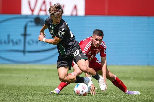 09.08.2025, Fußball, Fortuna Düsseldorf - Hannover 96, 2. Fußball Bundesliga, Merkur Spiel-Arena, Saison 2025 2026: Hayate Matsuda (Hannover96 27) im Zweikampf gegen Sotiris Alexandropoulos (Fortuna Düsseldorf 14) DFB regulations prohibit any use of photographs as image sequences and or quasi-video. Nordrhein-Westfalen Deutschland