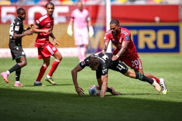 09.08.2025, Fußball, Fortuna Düsseldorf - Hannover 96, 2. Fußball Bundesliga, Merkur Spiel-Arena, Saison 2025 2026: Benedikt Pichler (Hannover96 11) im Zweikampf gegen Jamil Siebert (Fortuna Düsseldorf 20) DFB regulations prohibit any use of photographs as image sequences and or quasi-video. Nordrhein-Westfalen Deutschland