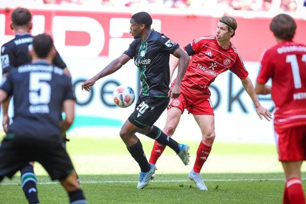 09.08.2025, Fußball, Fortuna Düsseldorf - Hannover 96, 2. Fußball Bundesliga, Merkur Spiel-Arena, Saison 2025 2026: Ime Okon (Hannover96 20) im Zweikampf gegen Cedric Itten (Fortuna Düsseldorf 13) DFB regulations prohibit any use of photographs as image sequences and or quasi-video. Nordrhein-Westfalen Deutschland
