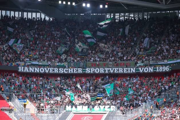 09.08.2025, Fußball, Fortuna Düsseldorf - Hannover 96, 2. Fußball Bundesliga, Merkur Spiel-Arena, Saison 2025 2026: Feature Fans Ultras auf der Tribüne Gästefans Gästeblock Fankurve DFB regulations prohibit any use of photographs as image sequences and or quasi-video. Nordrhein-Westfalen Deutschland