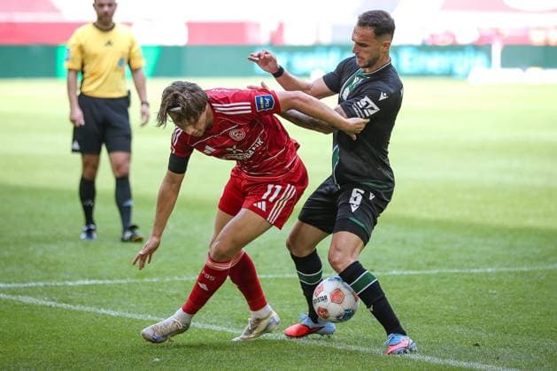 09.08.2025, Fußball, Fortuna Düsseldorf - Hannover 96, 2. Fußball Bundesliga, Merkur Spiel-Arena, Saison 2025 2026: Julian Hettwer (Fortuna Düsseldorf 11) im Zweikampf gegen Virgil GhiÈ›a (Hannover96 05) DFB regulations prohibit any use of photographs as image sequences and or quasi-video. Nordrhein-Westfalen Deutschland