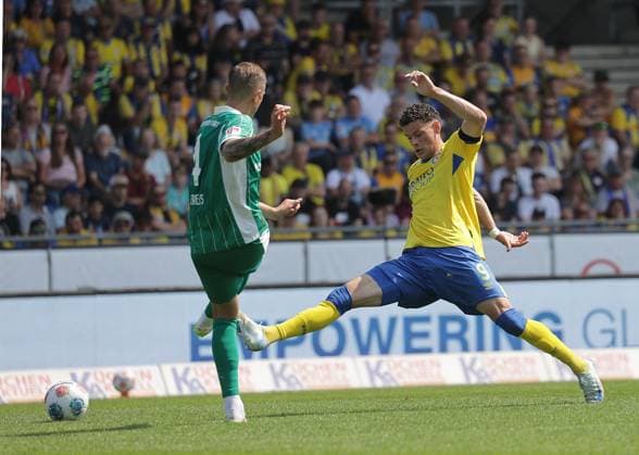 Erencan Yardimci (Eintracht Braunschweig), Philipp Ziereis (SpVgg Greuther Fuerth) Fussball, Herren, Saison 2025 2026 2.BL, Eintracht Stadion, Eintracht Braunschweig gegen Spielvereinigung Greuther Fuerth DFL REGULATIONS PROHIBIT ANY USE OF PHOTOGRAPHS AS IMAGE SEQUENCES AND OR QUASI-VIDEO.