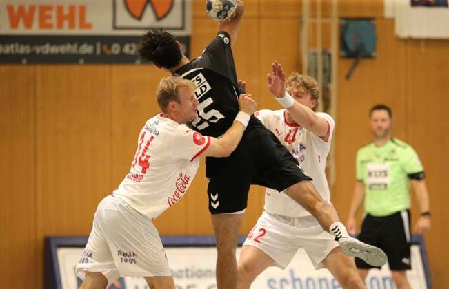 Foto : Marinus MUNK (Aalborg) wirft gegen Magnus GULLERUD (Kolstad) und rechts ... Martin Hernes HOVDE (Kolstad) Handball Herren international, Saisonvorbereitung beim Heide Cup in Schneverdingen am Sa. 09.08.2025 Aalborg BK - Kolstad IL