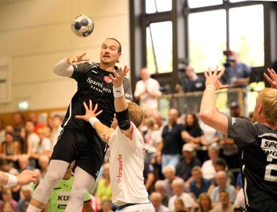 Foto : Torwurf von ..... Lukas Nilsson (Aalborg) gegen Magnus GULLERUD (Kolstad) Handball Herren international, Saisonvorbereitung beim Heide Cup in Schneverdingen am Sa. 09.08.2025 Aalborg BK - Kolstad IL