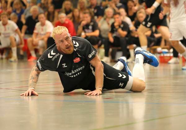Foto : am Boden zerstört ist ..... Rene Antonsen (Aalborg) Handball Herren international, Saisonvorbereitung beim Heide Cup in Schneverdingen am Sa. 09.08.2025 Aalborg BK - Kolstad IL
